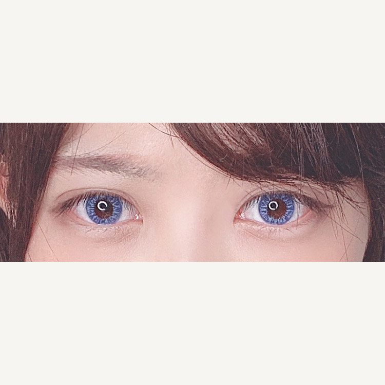 ドルチェ スパンコールワンデー by ZERU. ブルーを着用した猫田 あしゅの目のアップ