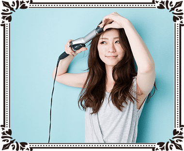 髪を触る女性