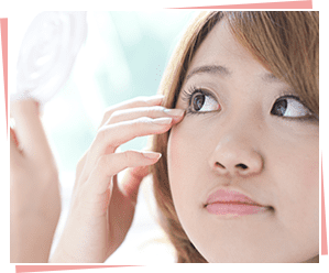 カラコンを鏡で確認する女性