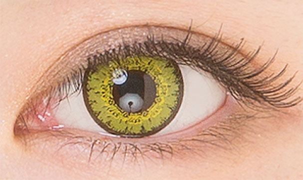 エティアクールワンデー ハニーゴールドの装用画像