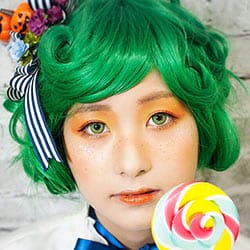 カボチャイメージのオレンジメイクに映えるグリーンカラコン