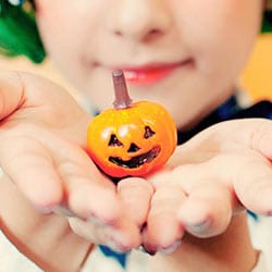 深いグリーンフチで怖いのにかわいい瞳に