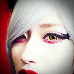 ホラーでセクシーな、14.5mmの赤カラーコンタクト