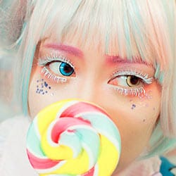 オッドアイもかわいい!高発色のアシストシュシュ