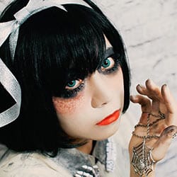 外国人の瞳みたいな3トーンのブルー系カラコン