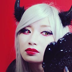 ホラーメイクにも活躍するゴールド発色|エティアクールワンデー