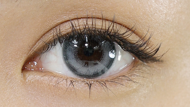 エンジェルカラーバンビワンデー スワンブルー10枚入 装用画像