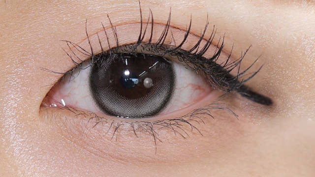 ワンデーリフレアアンローラ / ルナングレー 装用画像