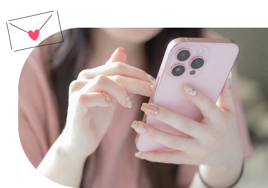 スマホを操作する手